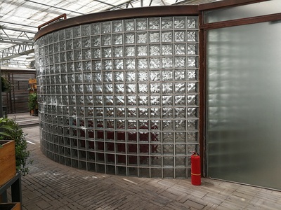 晶華玻璃磚圓弧形幕墻設(shè)計(jì) 塑膠零配件的創(chuàng)新應(yīng)用與關(guān)鍵作用